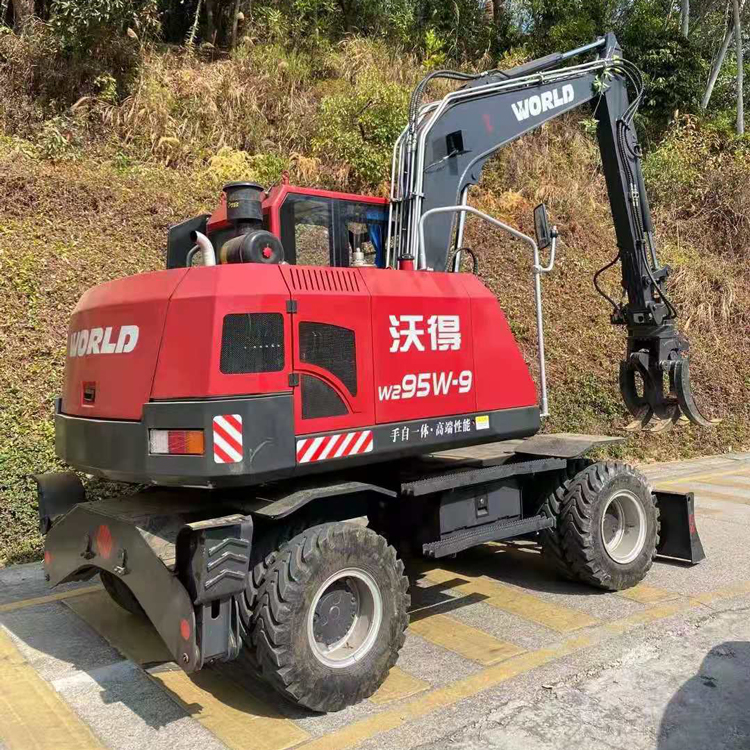 轮式挖掘机在马路上任意行走不会伤害路面，液压行走全自动操作